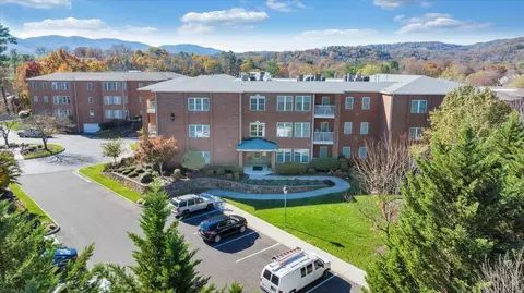 3040 Mcvitty Forest Dr #211, Roanoke, VA 24018