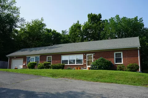 520 S Poplar St, Vinton, VA 24179