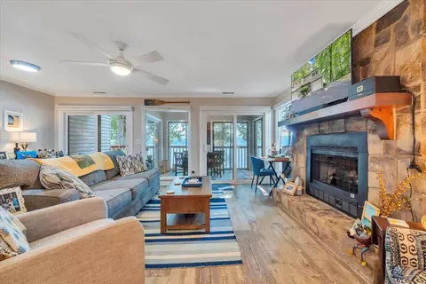Living - 30 Windlass Pointe Dr, Moneta, VA 24121 photo 2 of 9