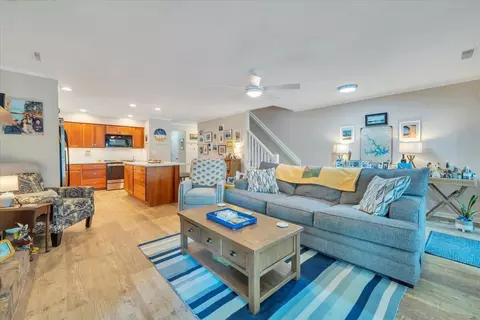 Living - 30 Windlass Pointe Dr, Moneta, VA 24121 photo 6 of 9