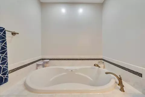 Bath - 30 Windlass Pointe Dr, Moneta, VA 24121 photo 4 of 8