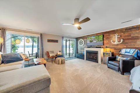 Living - 30 Windlass Pointe Dr, Moneta, VA 24121 photo 7 of 9