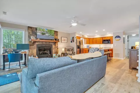 Living - 30 Windlass Pointe Dr, Moneta, VA 24121 photo 1 of 9