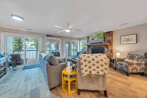 Living - 30 Windlass Pointe Dr, Moneta, VA 24121 photo 4 of 9