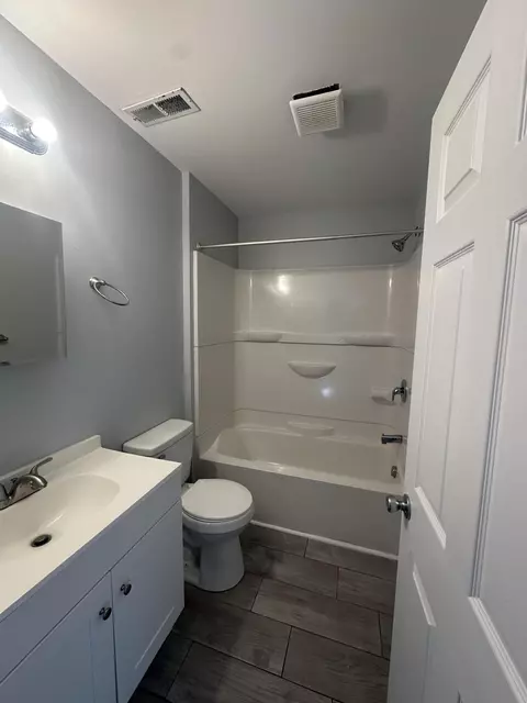 Bath - 1626 9th St SE, Roanoke, VA 24013 photo 2 of 2