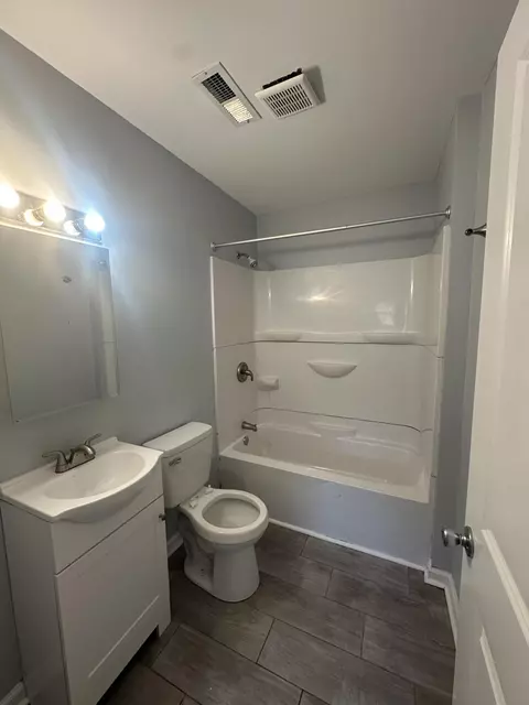 Bath - 1626 9th St SE, Roanoke, VA 24013 photo 1 of 2