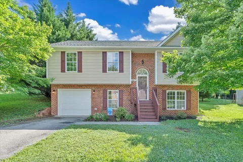 2417 Deerfield Ct SE, Roanoke, VA 24014