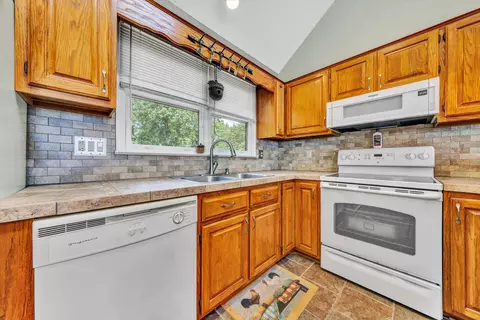 Kitchen - 2525 Timberview Rd, Roanoke, VA 24019 photo 2 of 2