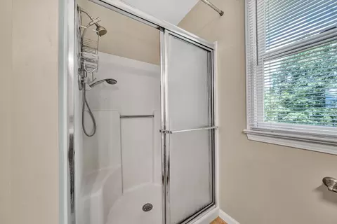 Bath - 2525 Timberview Rd, Roanoke, VA 24019 photo 2 of 4