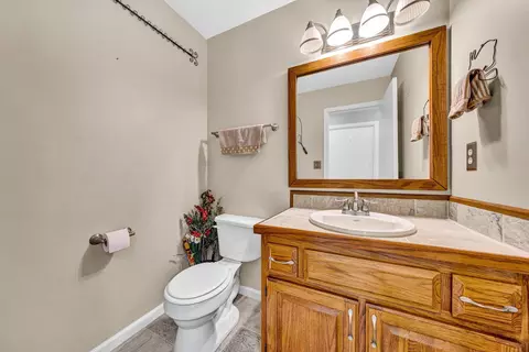 Bath - 2525 Timberview Rd, Roanoke, VA 24019 photo 3 of 4