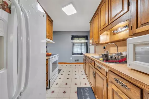 Kitchen - 202 Frontier Rd NE, Roanoke, VA 24012 photo 4 of 4