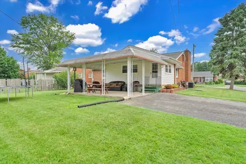 Exterior - 202 Frontier Rd NE, Roanoke, VA 24012 photo 6 of 8