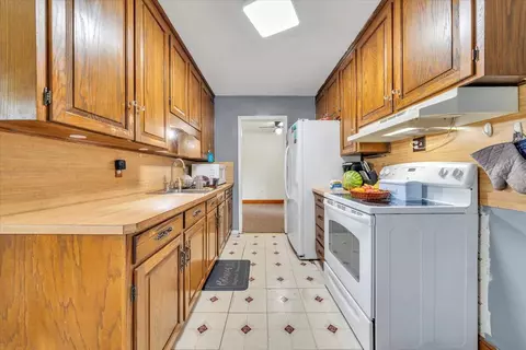 Kitchen - 202 Frontier Rd NE, Roanoke, VA 24012 photo 2 of 4