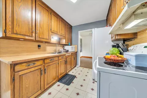 Kitchen - 202 Frontier Rd NE, Roanoke, VA 24012 photo 3 of 4
