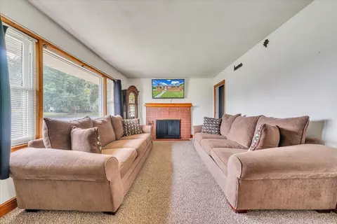 Living - 202 Frontier Rd NE, Roanoke, VA 24012 photo 1 of 2