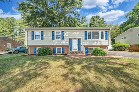 3871 Meadowlark Rd, Roanoke, VA 24018