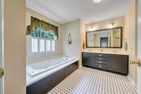 Bath - 1403 Greyledge Rd, Buchanan, VA 24066 photo 1 of 4
