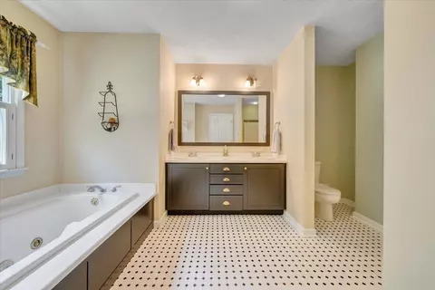 Bath - 1403 Greyledge Rd, Buchanan, VA 24066 photo 2 of 4