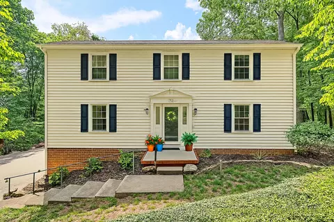 2402 Coachman Dr, Roanoke, VA 24012