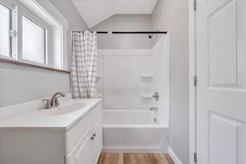 Bath - 705 Virginia Ave, Vinton, VA 24179 photo 3 of 3