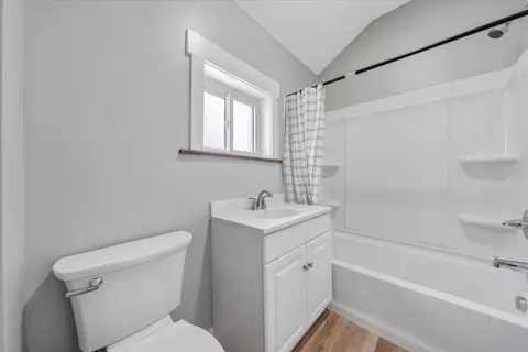 Bath - 705 Virginia Ave, Vinton, VA 24179 photo 2 of 3
