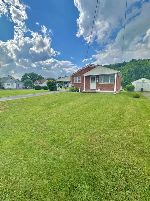 312 E Phillip St, Covington, VA 24426 photo 2
