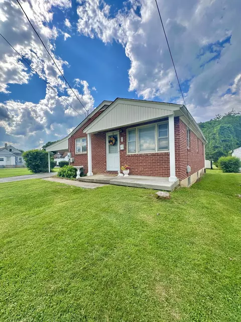 312 E Phillip St, Covington, VA 24426 photo 3