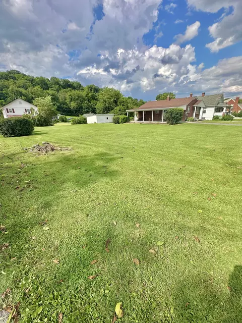312 E Phillip St, Covington, VA 24426 photo 6