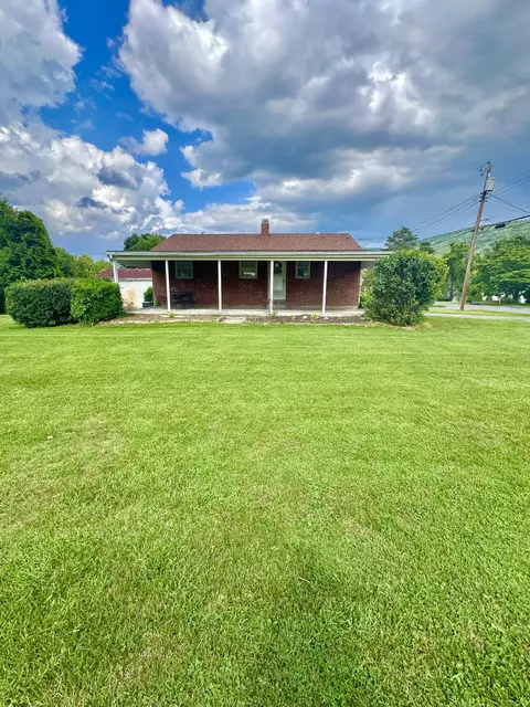 312 E Phillip St, Covington, VA 24426 photo 4