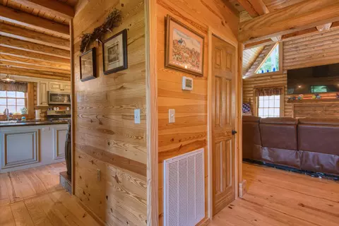 Entry Way - 567 Weeks Rd NW, Floyd, VA 24091 photo 2 of 6