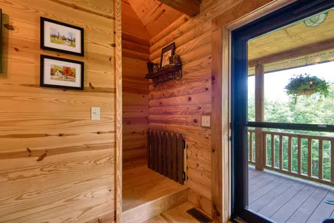 Entry Way - 567 Weeks Rd NW, Floyd, VA 24091 photo 4 of 6
