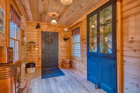 Entry Way - 567 Weeks Rd NW, Floyd, VA 24091 photo 3 of 6