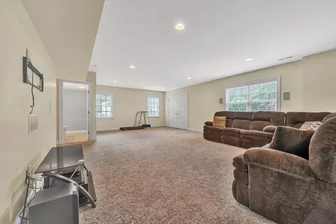 Living - 3845 Eagle Crest Dr, Roanoke, VA 24018 photo 9 of 9