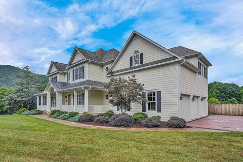 Exterior - 3845 Eagle Crest Dr, Roanoke, VA 24018 photo 5 of 17