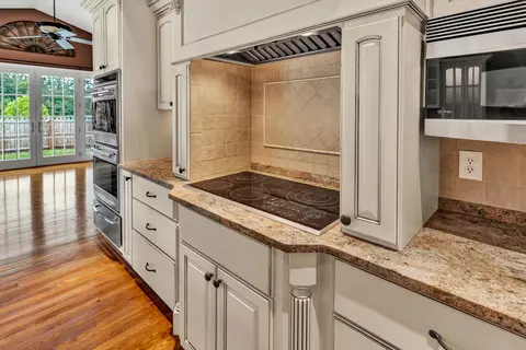Kitchen - 3845 Eagle Crest Dr, Roanoke, VA 24018 photo 5 of 7