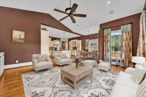 Living - 3845 Eagle Crest Dr, Roanoke, VA 24018 photo 5 of 9