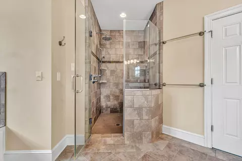 Bath - 3845 Eagle Crest Dr, Roanoke, VA 24018 photo 9 of 13