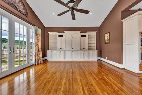 Living - 3845 Eagle Crest Dr, Roanoke, VA 24018 photo 4 of 9