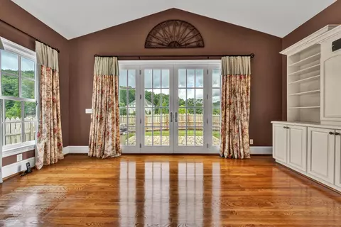 Living - 3845 Eagle Crest Dr, Roanoke, VA 24018 photo 6 of 9