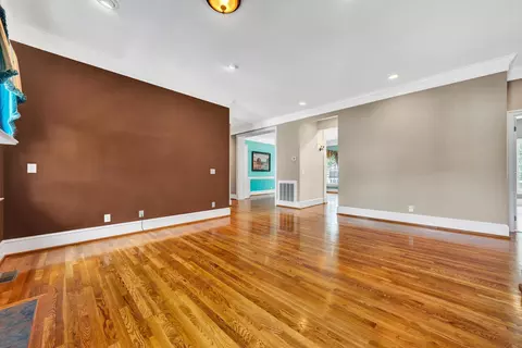 Living - 3845 Eagle Crest Dr, Roanoke, VA 24018 photo 3 of 9