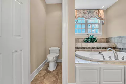 Bath - 3845 Eagle Crest Dr, Roanoke, VA 24018 photo 11 of 13