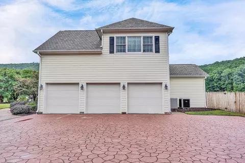 Exterior - 3845 Eagle Crest Dr, Roanoke, VA 24018 photo 12 of 17