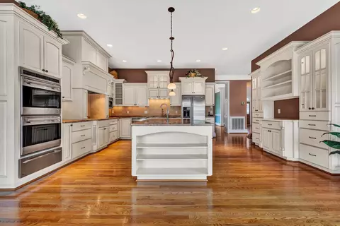Kitchen - 3845 Eagle Crest Dr, Roanoke, VA 24018 photo 2 of 7