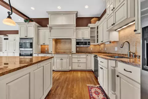 Kitchen - 3845 Eagle Crest Dr, Roanoke, VA 24018 photo 6 of 7