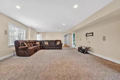 Living - 3845 Eagle Crest Dr, Roanoke, VA 24018 photo 8 of 9