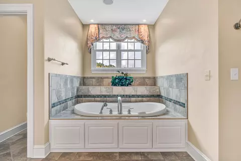Bath - 3845 Eagle Crest Dr, Roanoke, VA 24018 photo 8 of 13