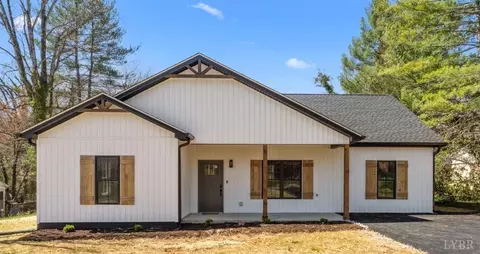 1368 Hickory Cove Ln, Moneta, VA 24121