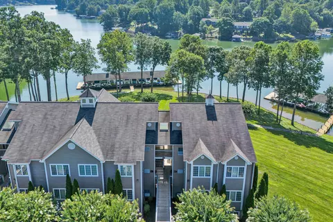 305 S Pointe Shore Dr #204, Moneta, VA 24121