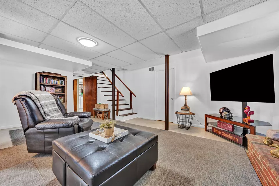 Living - 1313 Vivian Ave, Roanoke, VA 24019 photo 3 of 3