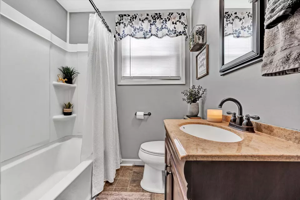 Bath - 1313 Vivian Ave, Roanoke, VA 24019 photo 1 of 1